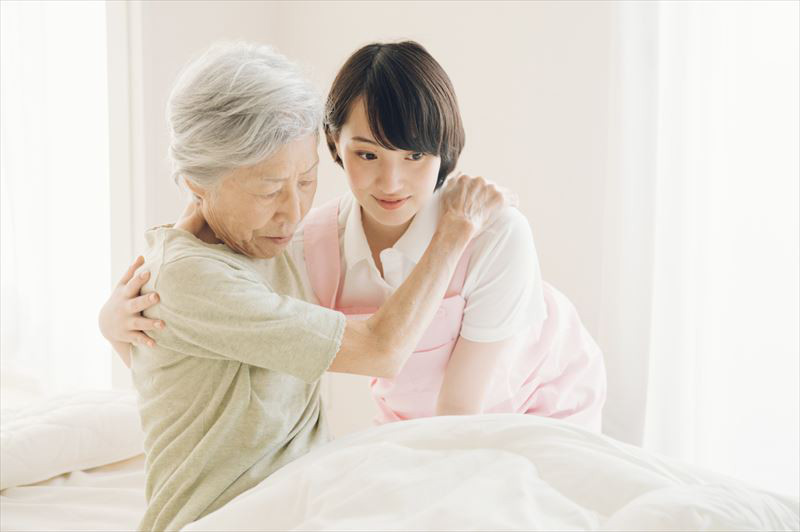 高齢者を支える介護士